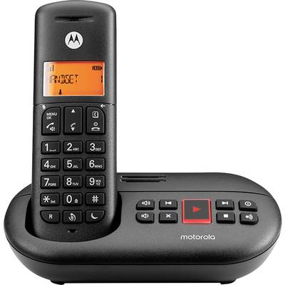 Un telefono cordless nero con display illuminato di arancione e tastiera numerica è posizionato sulla sua base di ricarica, dotato di pulsanti per la segreteria telefonica e la riproduzione.