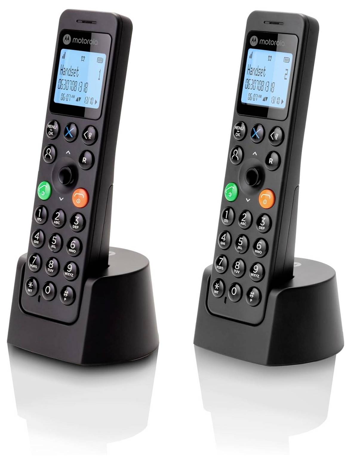 Due telefoni cordless neri senza fili su basi di ricarica con schermi illuminati in blu che visualizzano l'ora e la data.