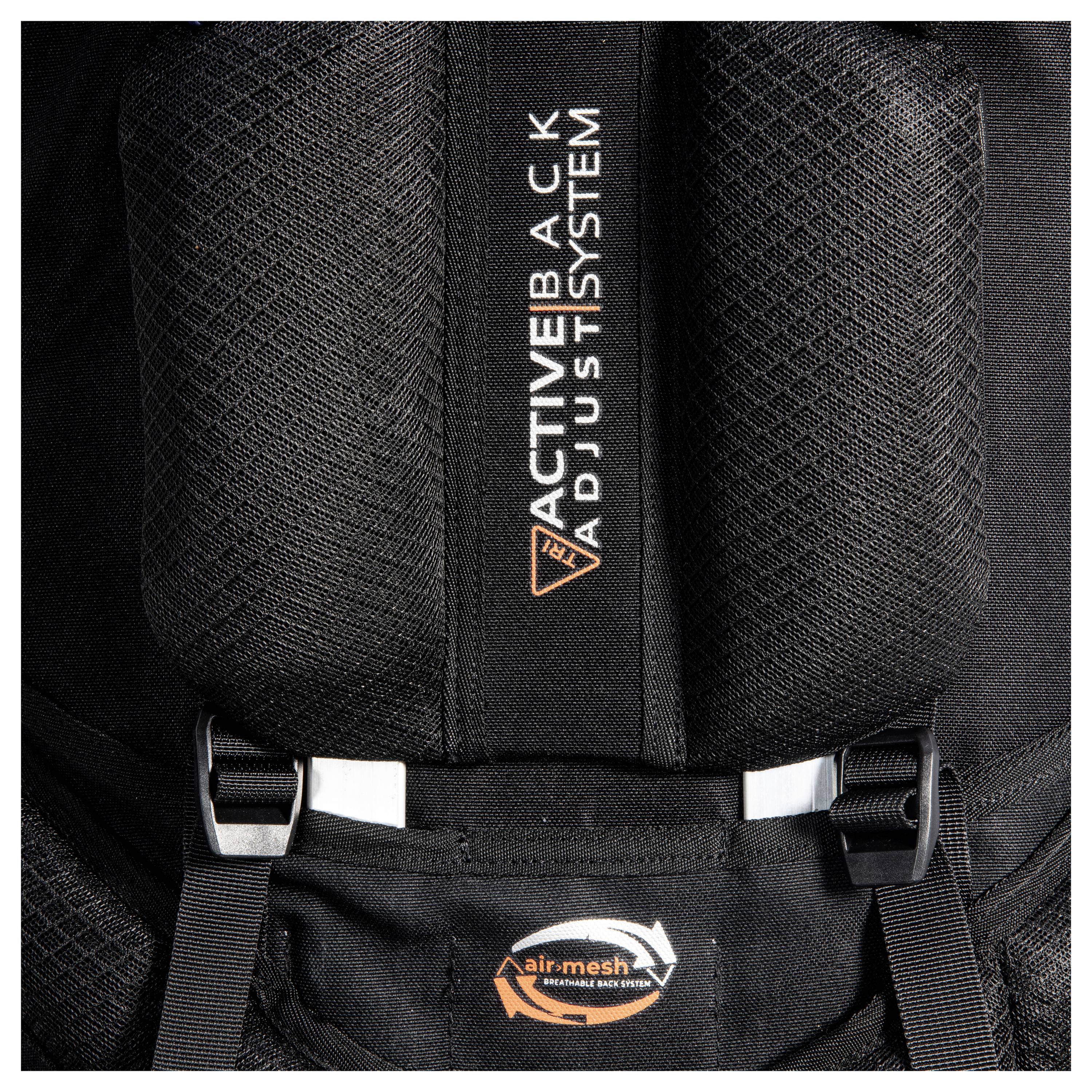 Uno zaino nero con il testo "ACTIVE BACK ADJUST SYSTEM" e "air-mesh traspirante con imbottitura extra". L'attenzione è focalizzata sul comfort e l'adattabilità.