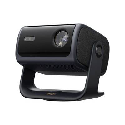 Un proiettore portatile nero con una lente etichettata '4K' e altoparlanti in tessuto sui lati, montato su un supporto per il posizionamento regolabile.