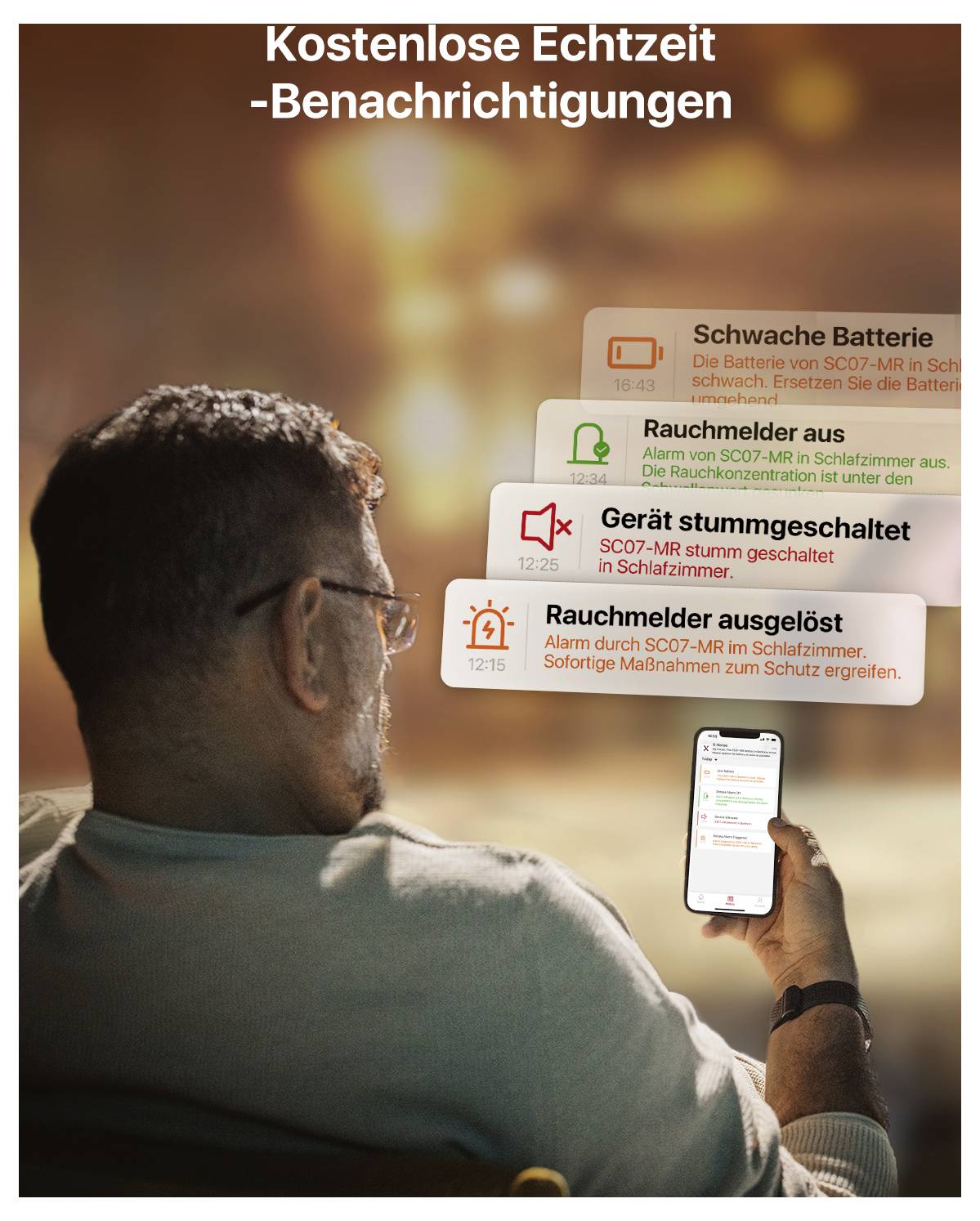 Un uomo è seduto su un divano e guarda il suo cellulare. Sullo schermo si vedono notifiche su rilevatori di fumo.