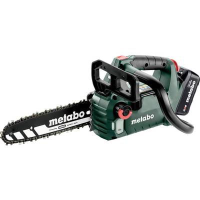 'Una motosega Metabo verde e nera con batteria visibile e caratteristiche di sicurezza, progettata per il taglio del legno.'