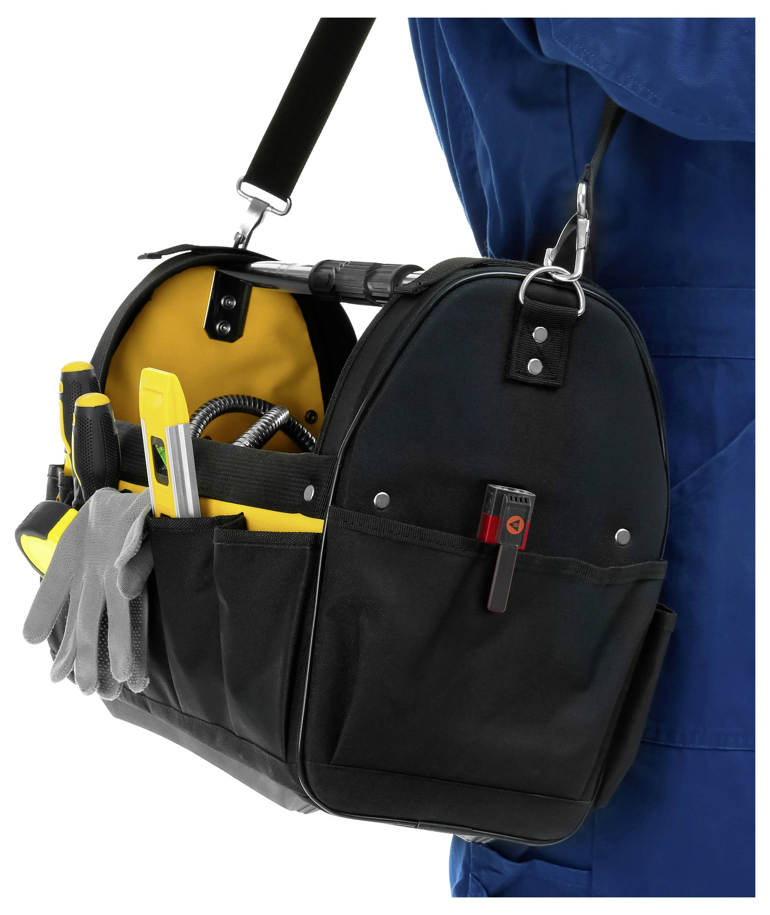 Tecnico che porta una borsa degli attrezzi nera con interno giallo e attrezzi manuali, appesa a una tracolla su sfondo bianco.