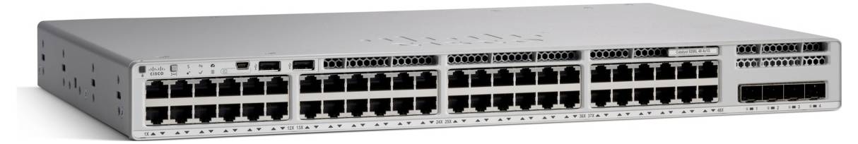 Un interruttore di rete con molteplici porte Ethernet e in fibra ottica, progettato per l'uso nei data center o nelle reti aziendali.