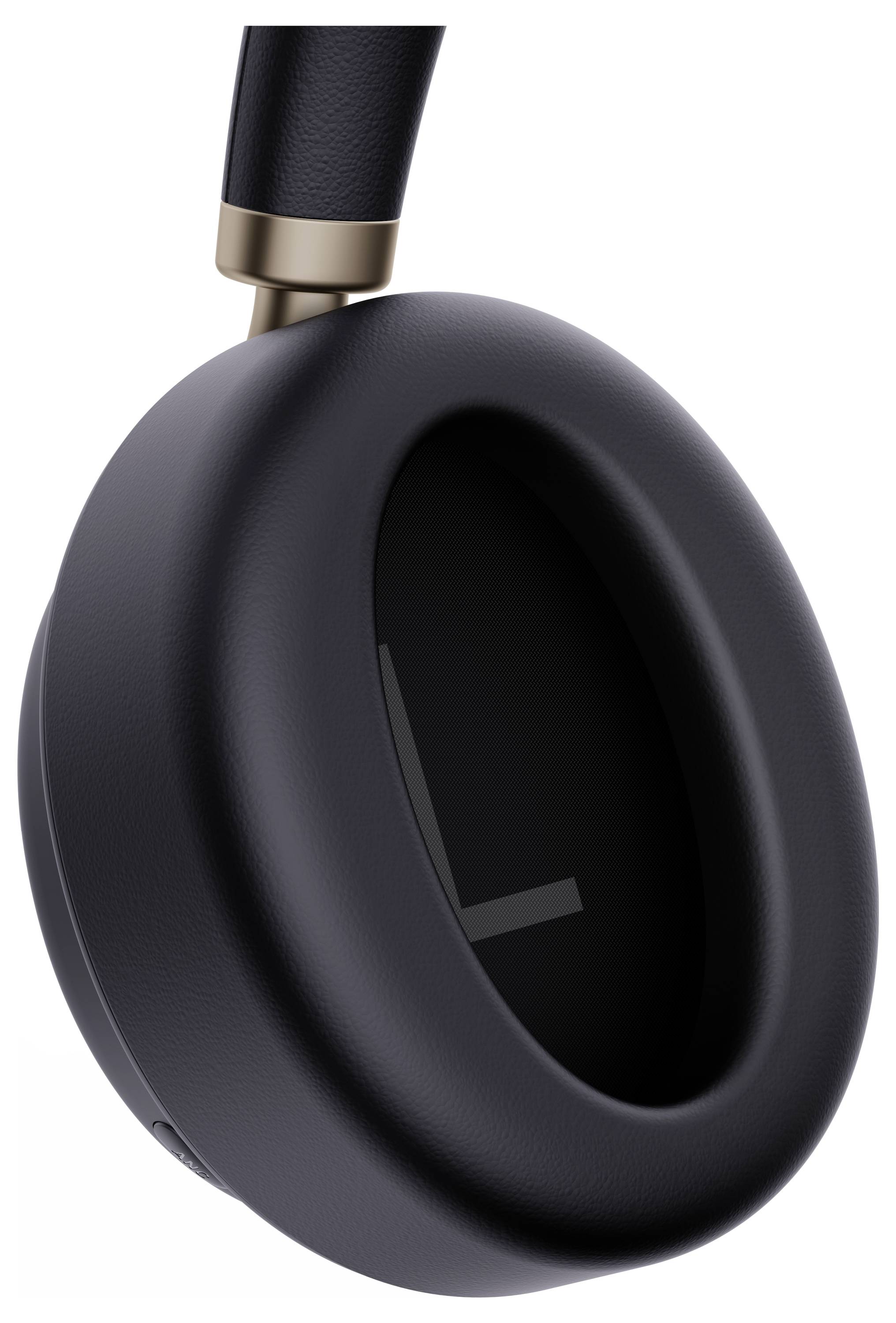 Primo piano del padiglione auricolare di una cuffia over-ear nera con imbottitura in pelle e dettagli dorati, che mostra una "L" all'interno per indicare il lato sinistro.