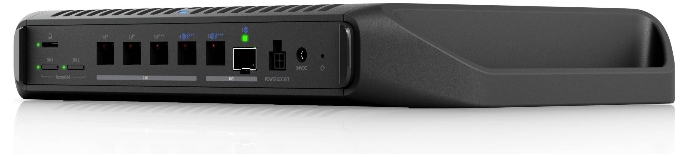 Un router di rete nero con molteplici porte e luci indicatrici, incluse connessioni USB, Ethernet e di alimentazione, su uno sfondo bianco.
