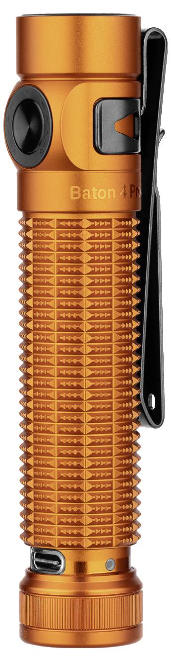 Una torcia arancione con impugnatura strutturata, clip e porta di ricarica USB, etichettata 'Baton 4 Pro'.