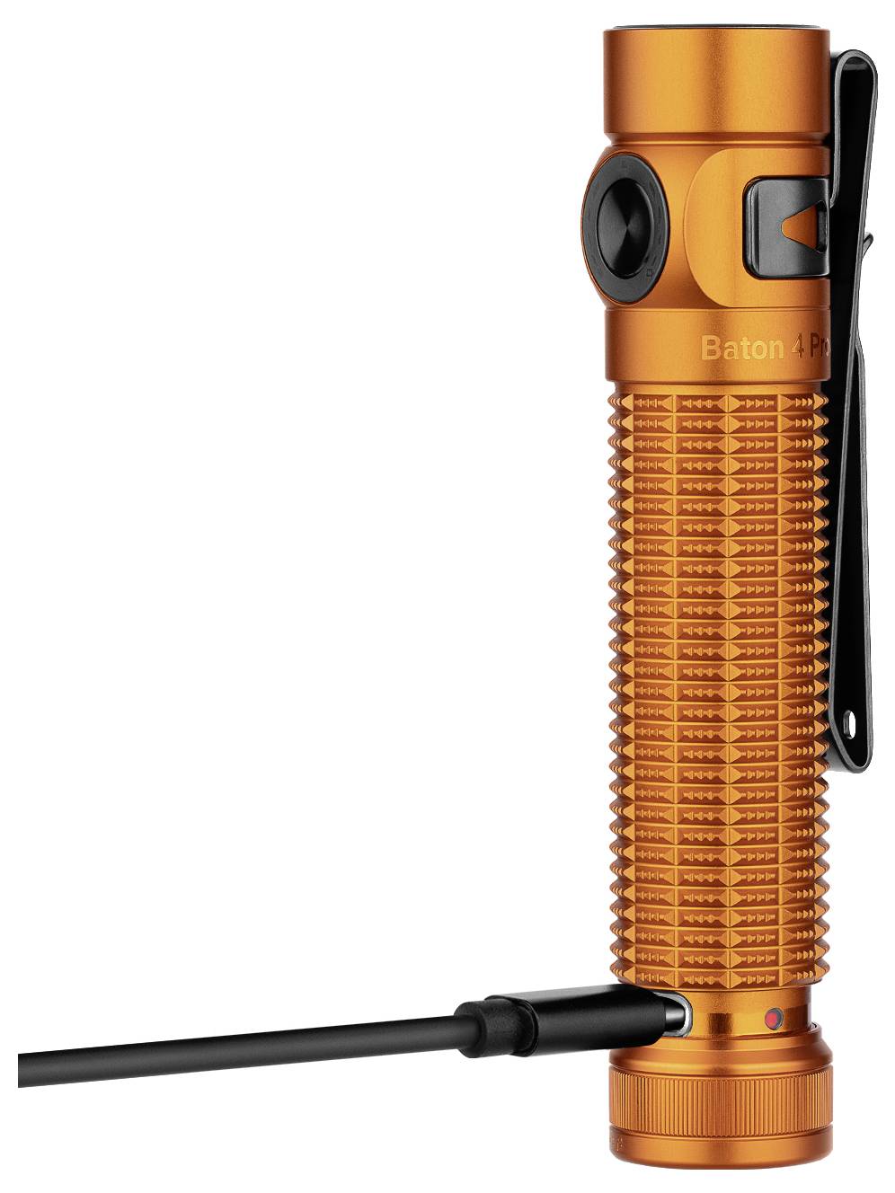Una torcia elettrica arancione con impugnatura texture e clip nera, che si ricarica attraverso un cavo collegato alla base.