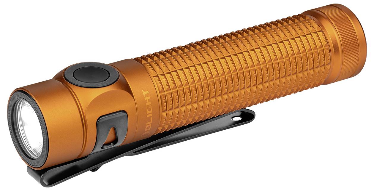 Una torcia elettrica arancione con impugnatura texture e clip nera, progettata per l'uso manuale, mostrata di lato su sfondo bianco.
