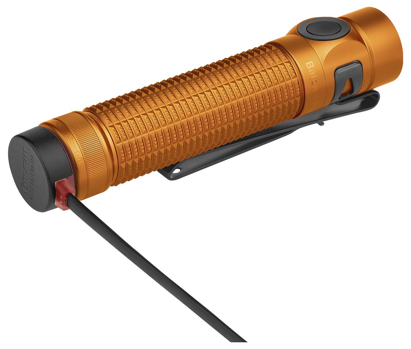 Una torcia elettrica con texture arancione è mostrata con una clip nera e un cavo di ricarica collegati.