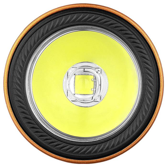 Primo piano di un riflettore di una torcia elettrica con un anello esterno arancione, un anello interno nero e un centro giallo brillante.