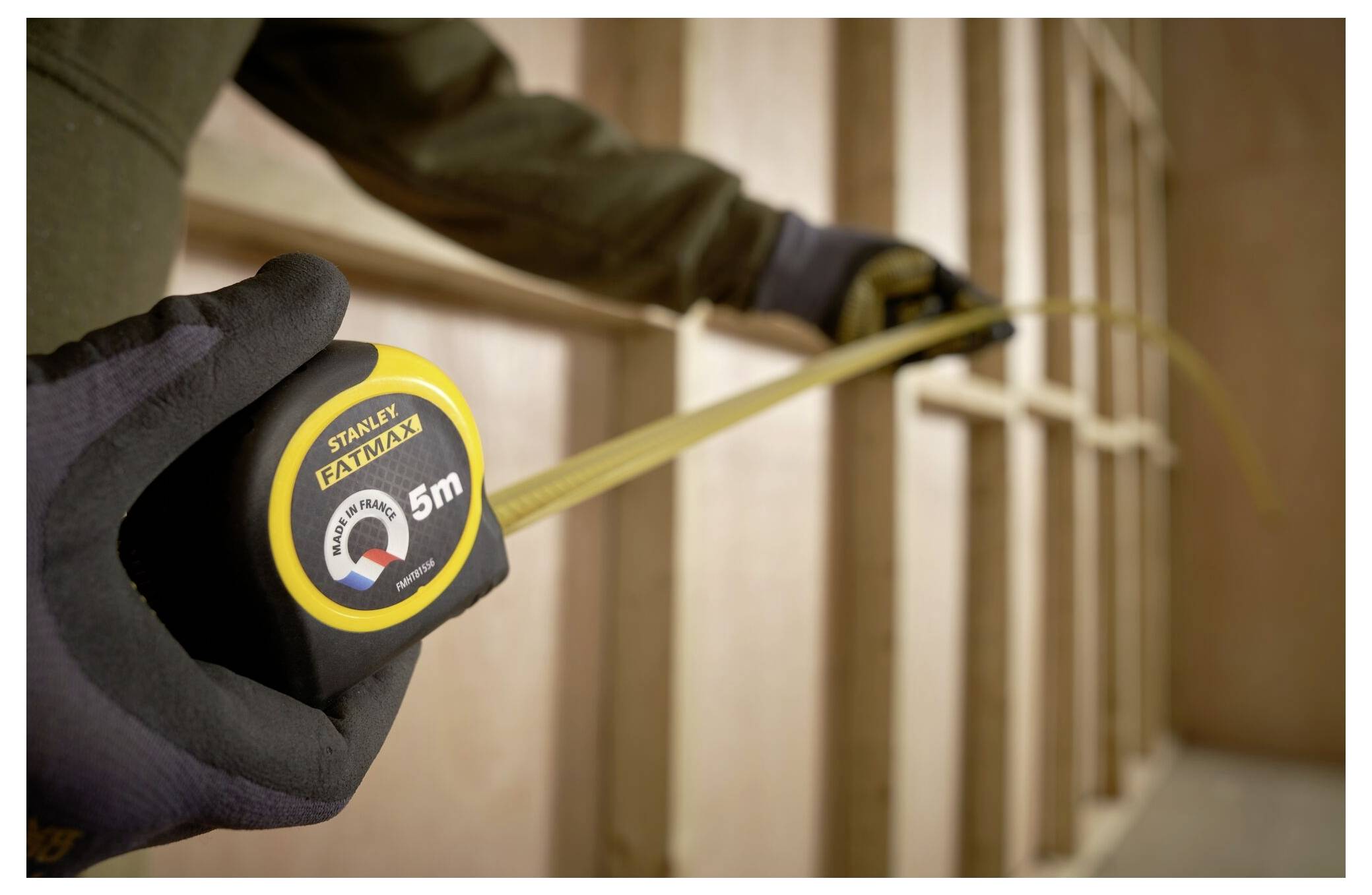Un trimmer a filo senza cavo giallo e nero con batteria ricaricabile e caricabatterie posizionato accanto ad esso. Adatto per la manutenzione del giardino.