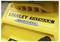 Primo piano di uno strumento elettrico giallo che presenta le etichette "STANLEY FATMAX" e "BRUSHLESS", evidenziando il marchio e il tipo.