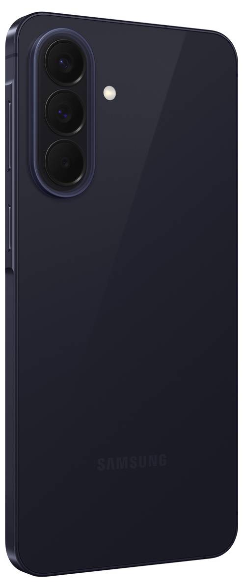 Vista posteriore di uno smartphone Samsung scuro che mostra un modulo fotocamera triplo posteriore e flash su uno sfondo bianco semplice.