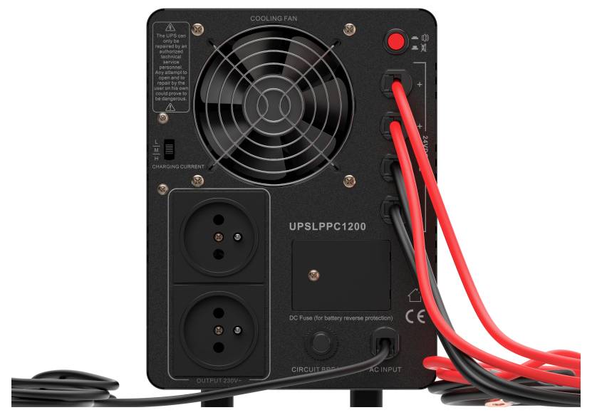 Vista posteriore di un'alimentatore UPS con ventola di raffreddamento, prese di uscita della batteria, cavi di alimentazione rossi e interruttori e indicatori posteriori.