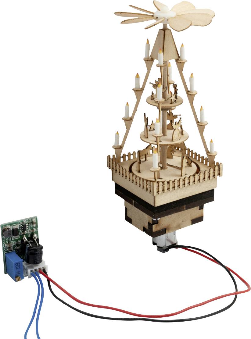 Piccolo modello di giostra in legno motorizzato con luci simili a candele, mostrato con una scheda circuitale collegata e fili.