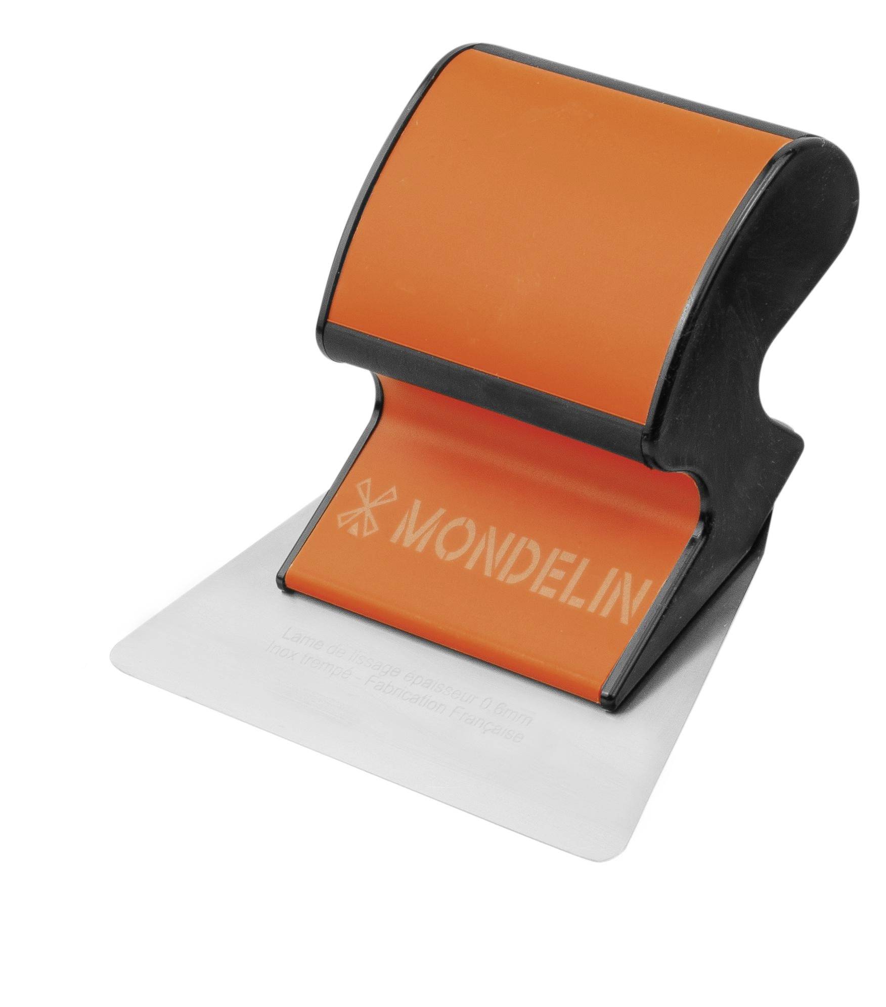 Timbro in gomma arancione e nero con scritto "MONDELIN" su una base bianca, mostrato su uno sfondo neutro.