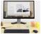 Monitor da desktop che visualizza un sito web di architettura pulita su una scrivania con tastiera e mouse, in uno spazio di lavoro minimalista.