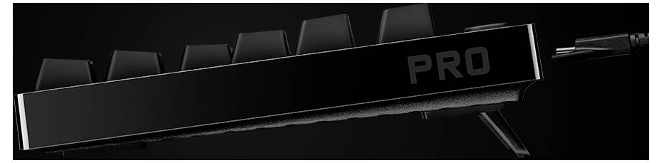 Tastiera ergonomica wireless Logitech con layout dei tasti diviso e curvo e poggiapolsi imbottito separato su sfondo bianco.