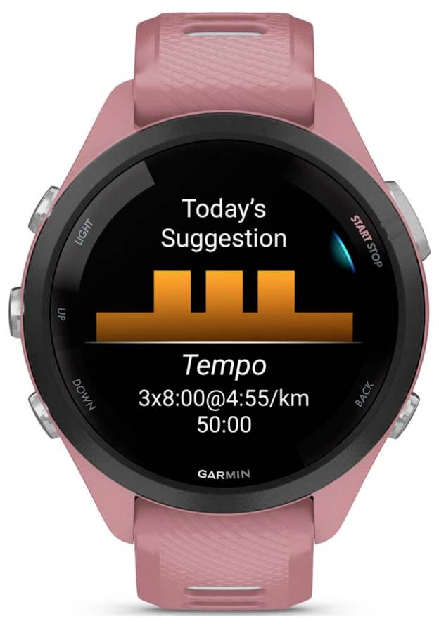 Smartwatch Garmin rosa che mostra una raccomandazione di allenamento: 'Suggerimento Odierno' con Tempo, 3x8:00@4:55/km, totale 50:00.