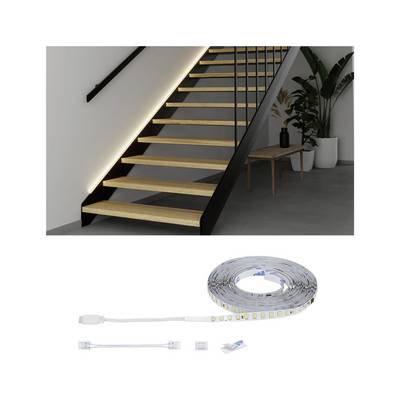 Illuminazione a strisce LED installata sotto una scala moderna, mostrata con il kit di strisce e i connettori sotto la foto della scala.