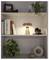 Cucina moderna con mobili in legno, grandi finestre, bancone isola e tavolo da pranzo in una luminosa sala open-plan.