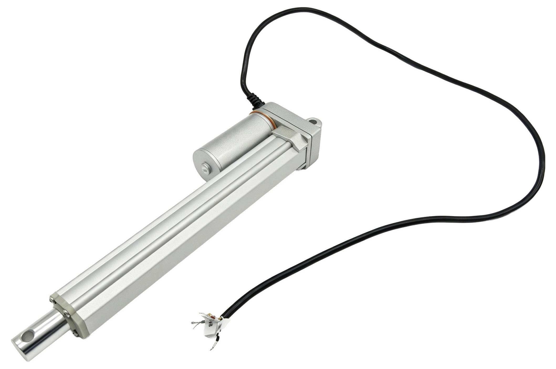 Attuatore lineare elettrico in argento con cavo di alimentazione nero collegato e estremità dei fili esposte su sfondo bianco.