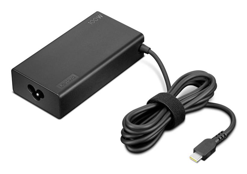 Adattatore per laptop da 100W nero con cavo di ricarica USB-C collegato arrotolato accanto ad esso su uno sfondo bianco.