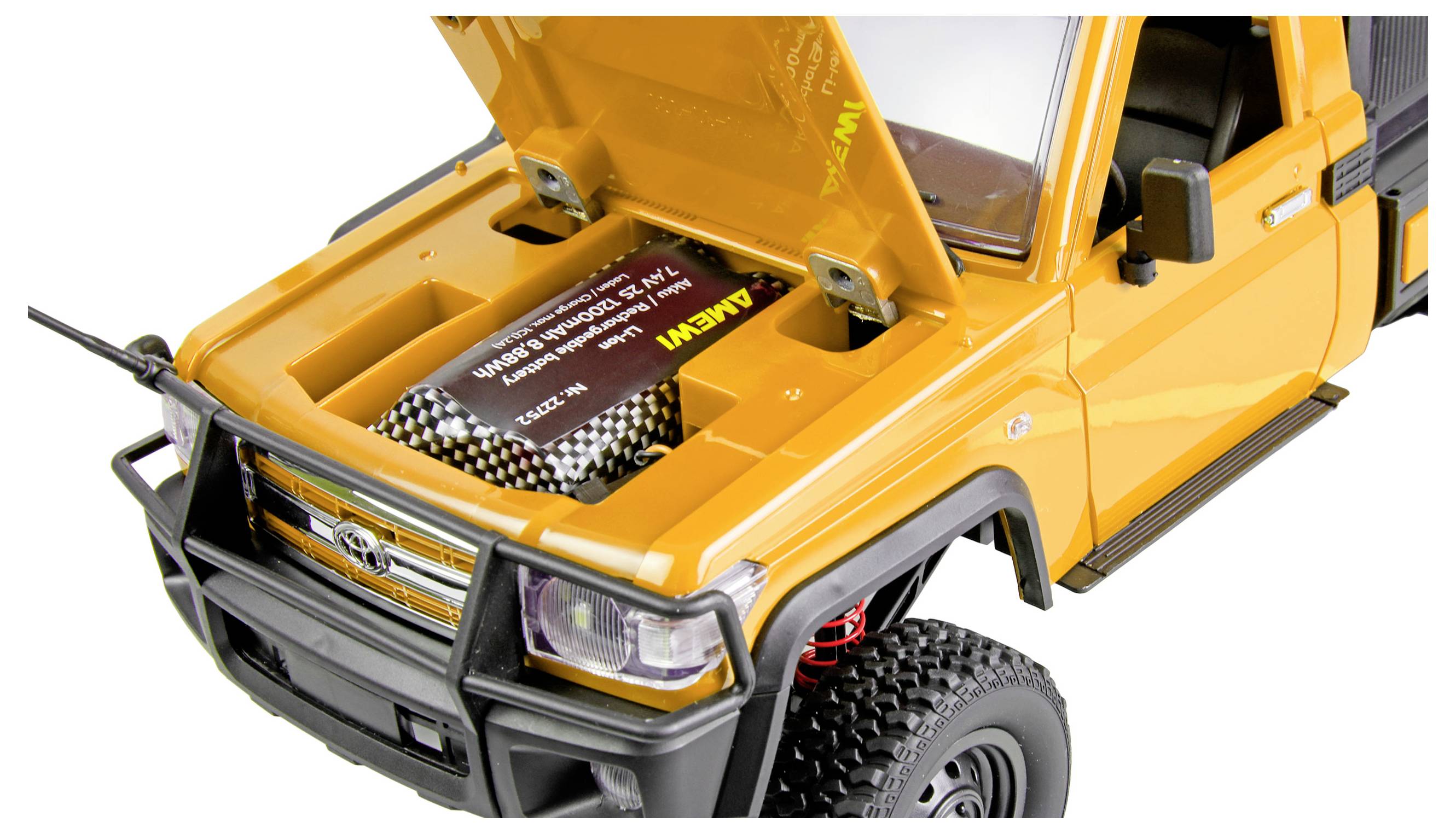 Veicolo RC fuoristrada giallo con cofano aperto che mostra il vano motore, la griglia anteriore, il faro e un grande pneumatico con battistrada.