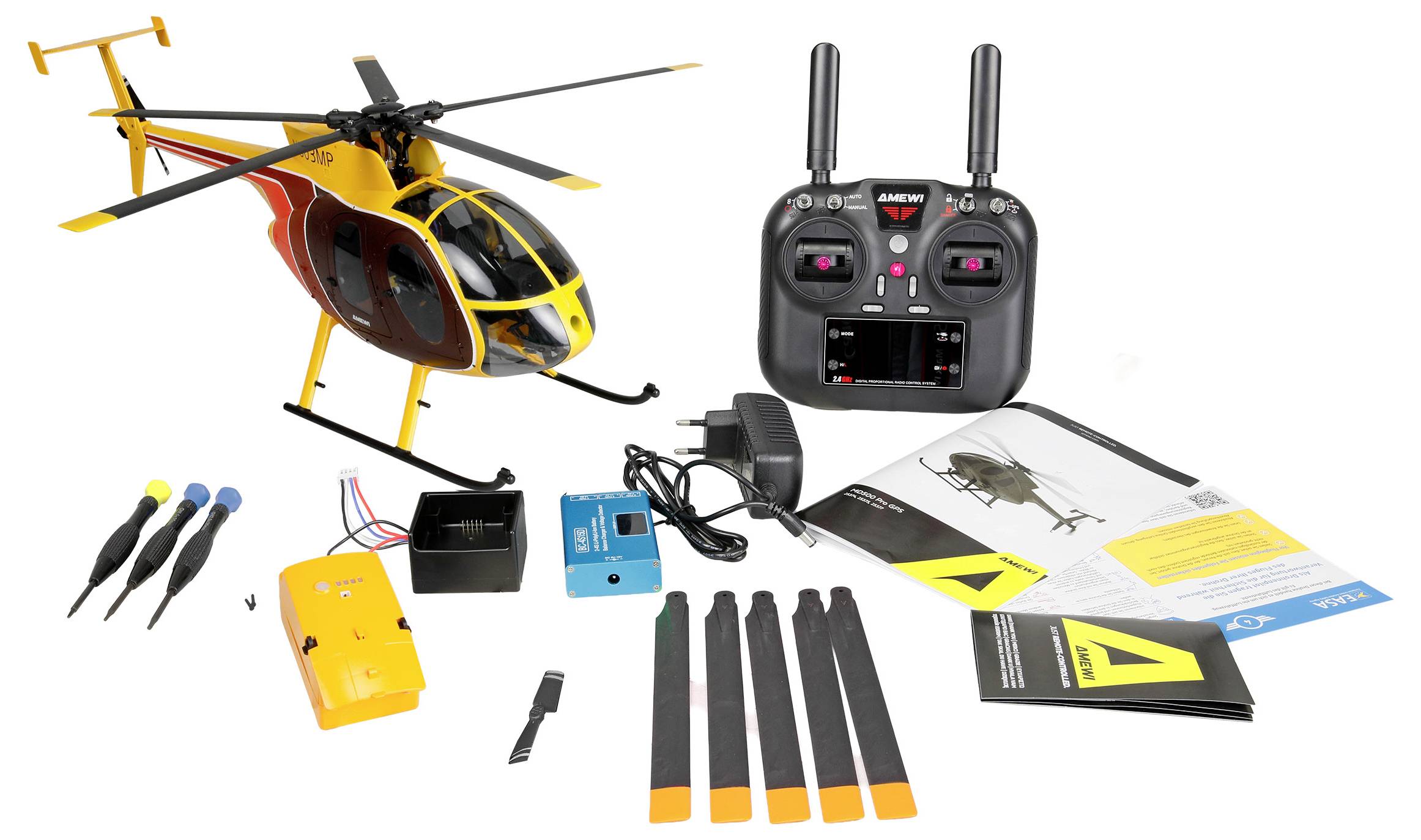 Kit di elicottero telecomandato con trasmettitore, batterie, attrezzi, pale di ricambio, manuali e componenti di ricarica disposti su uno sfondo bianco.