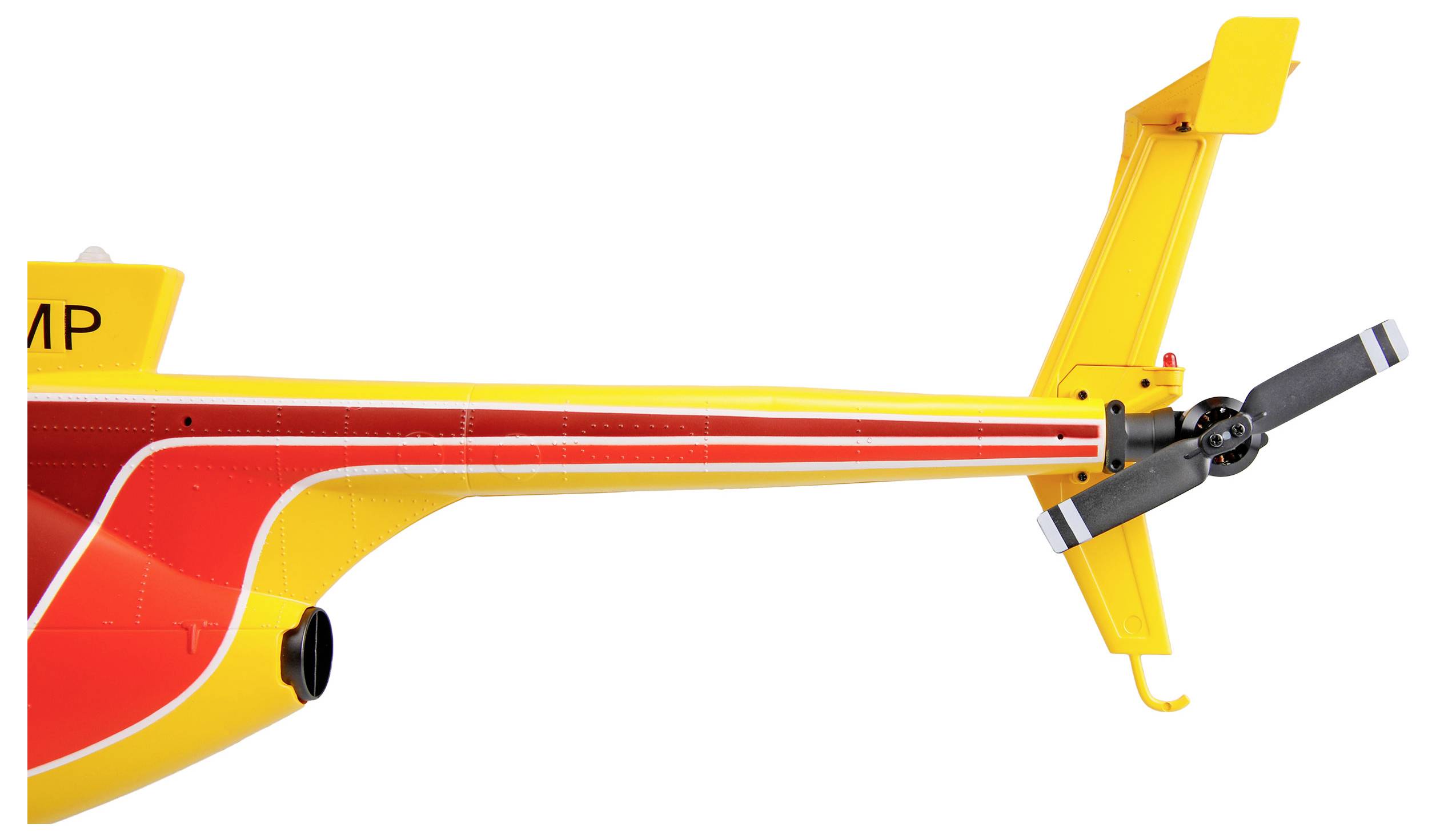 Primo piano del tubo di coda di un modello di elicottero rosso e giallo con il rotore posteriore e la deriva di coda su uno sfondo bianco.