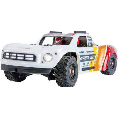 Camion da corsa telecomandato off-road bianco con pneumatici di grandi dimensioni e grafiche laterali arancioni/gialle su uno sfondo bianco.