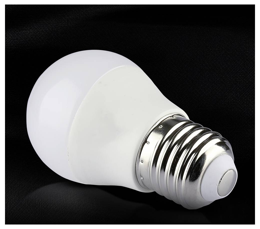 Lampadina LED bianca posizionata su un fianco su uno sfondo scuro.