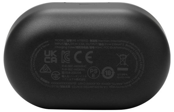 Custodia di ricarica per auricolari wireless ovali neri mostrata da dietro, con marcature normative e di certificazione stampate in grigio.