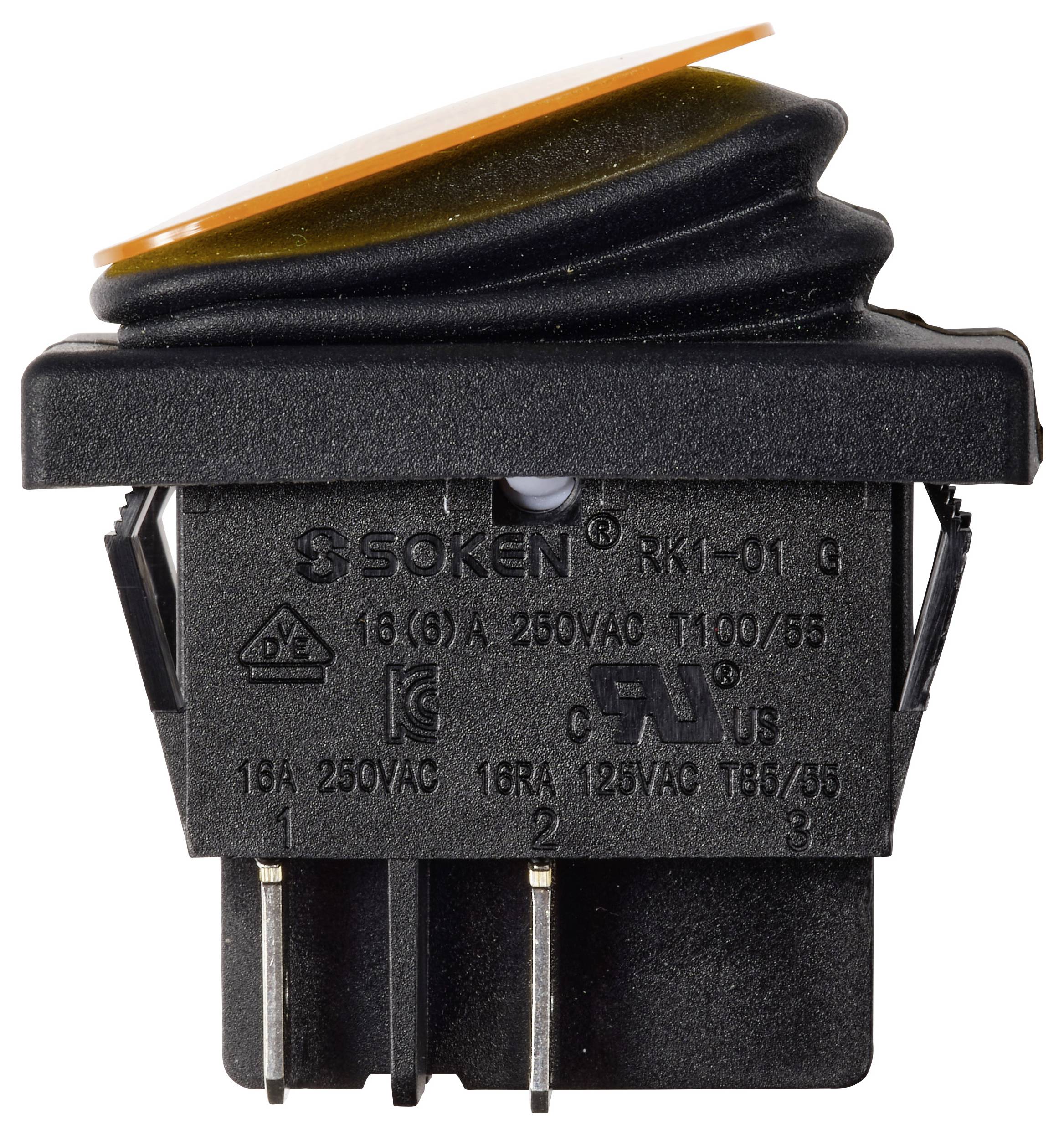 Primo piano di un interruttore basculante nero con attuatore arancione, etichettato SOKEN RK1-01, che mostra tre terminali elettrici e le relative valutazioni di tensione.