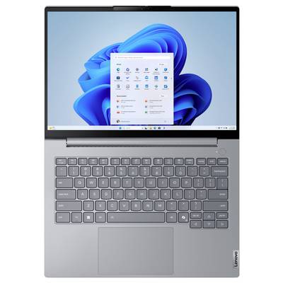 Vista dall'alto di un laptop Lenovo con Windows 11 aperto sullo schermo e una tastiera e un touchpad grigi sottostanti.