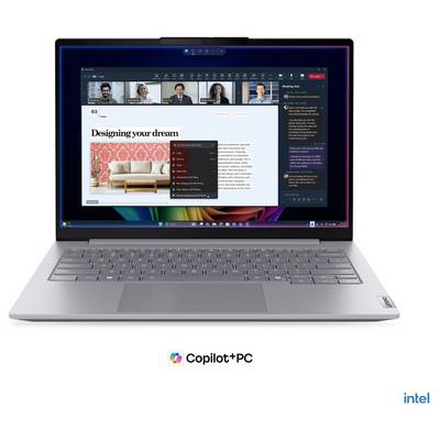 Laptop argento che visualizza un'interfaccia Copilot+ PC con una videochiamata e una pagina web intitolata "Designing your dream"; loghi Copilot+ PC e Intel sottostanti.