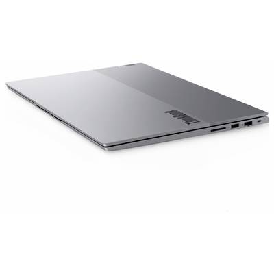 Laptop Lenovo argento chiuso mostrato su sfondo bianco, inclinato per mostrare il coperchio e le porte laterali.