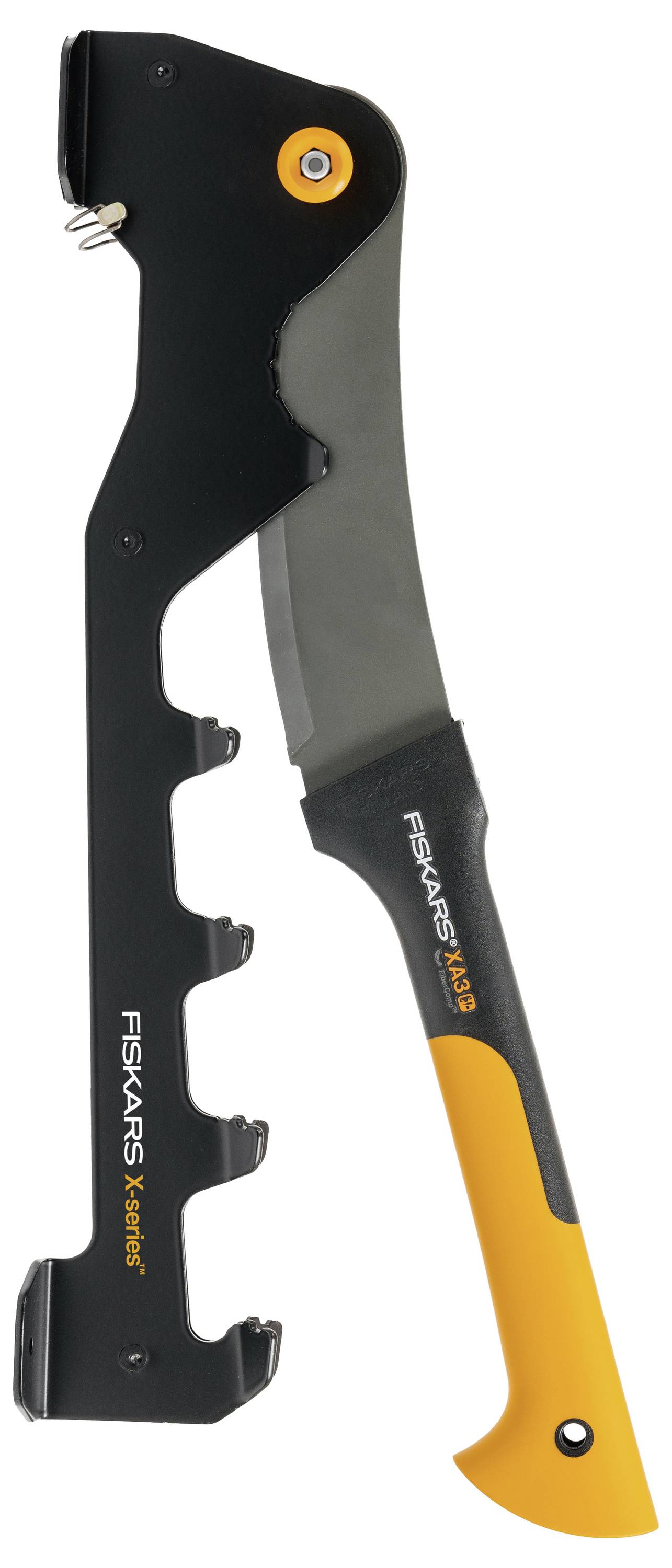 Attrezzo da giardino Fiskars Xact nero e arancione con lama curva e bordo sinistro uncinato, mostrato isolato su sfondo bianco.