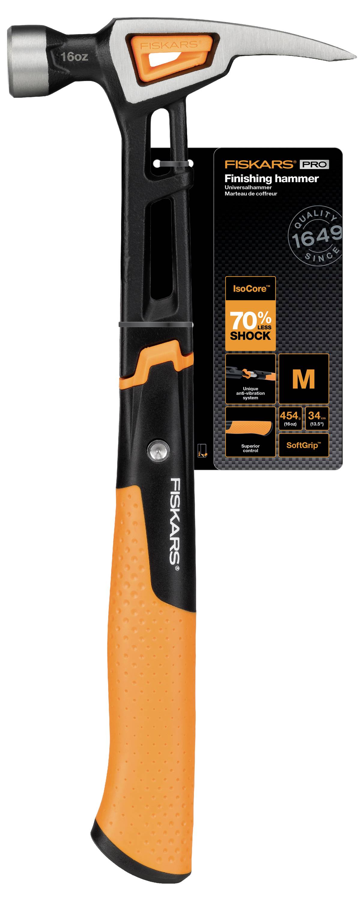 Martello di finitura Fiskars Pro con manico arancione e nero, etichettato con "70% shock" e "M", mostrato con confezione al dettaglio.
