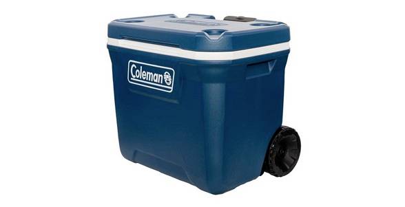 Frigorifero portatile Blue Coleman con coperchio bianco e ruote nere su uno sfondo neutro.