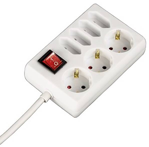 Ciabatta bianca con tre prese rotonde, tre porte USB e un interruttore rosso acceso/spento; cavo di alimentazione collegato.