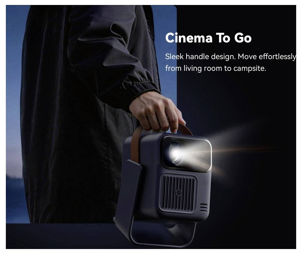 Persona che porta un proiettore portatile etichettato "Cinema To Go" con lo slogan "Design elegante della maniglia. Sposta senza sforzo dal soggiorno al campeggio."
