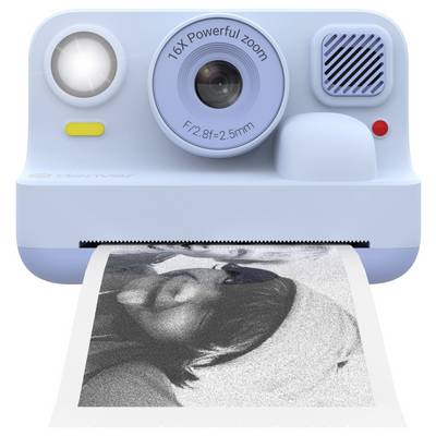 Fotocamera istantanea blu che stampa una foto in bianco e nero di una donna sorridente