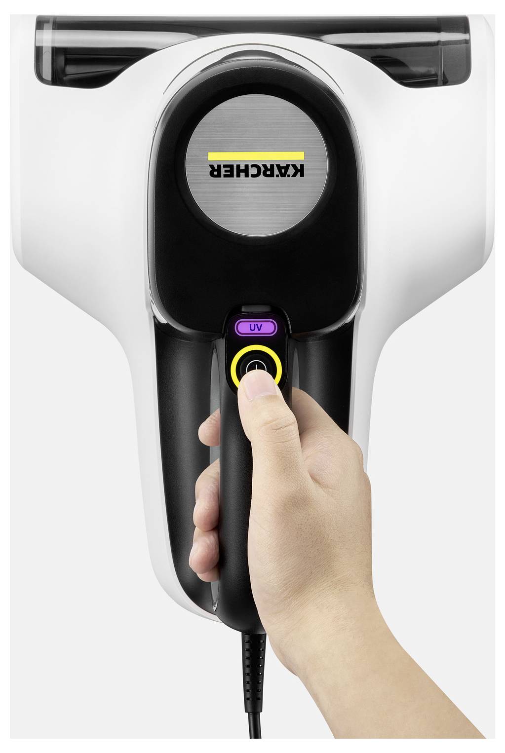 Mano che tiene un dispositivo di pulizia portatile Kärcher con il pulsante "UV" illuminato, mostrato frontalmente su uno sfondo bianco neutro.