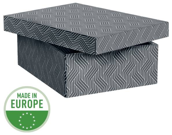 Scatola regalo grigia a motivo con coperchio, etichettata con "Made in Europe" in un distintivo verde.