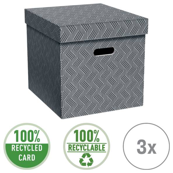 Scatola di stoccaggio con motivo grigio, coperchio e ritaglio per maniglia, mostrata con badge che recitano "100% CARTONE RICICLATO", "100% RICICLABILE" e "3x".