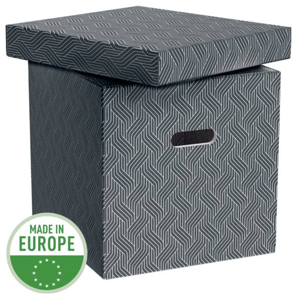 Scatola di stoccaggio con motivo grigio, coperchio e ritaglio maniglia ovale, etichettata "Made in Europe" con badge stelle UE.