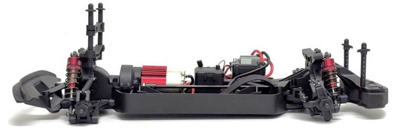 Vista laterale dello chassis di un'auto RC nera con sospensione, motore e componenti elettronici esposti su uno sfondo bianco.