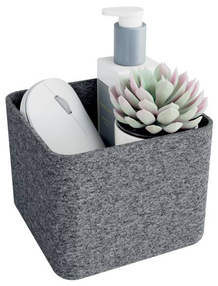 Organizer da scrivania in feltro grigio che contiene un mouse wireless bianco, una bottiglia spray e una piccola pianta grassa.